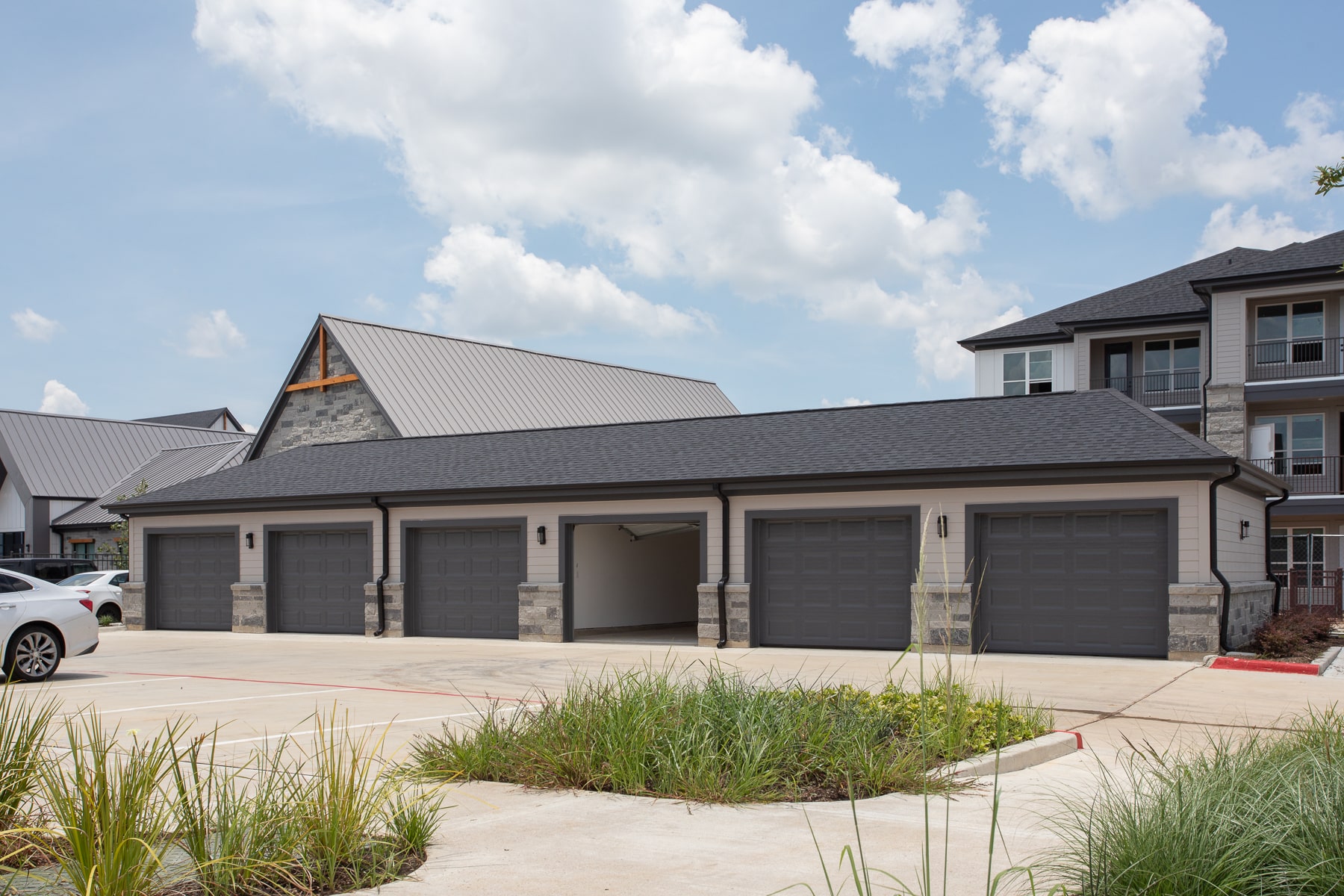 private garages at broadstone jordan ranch in brookshire, texas